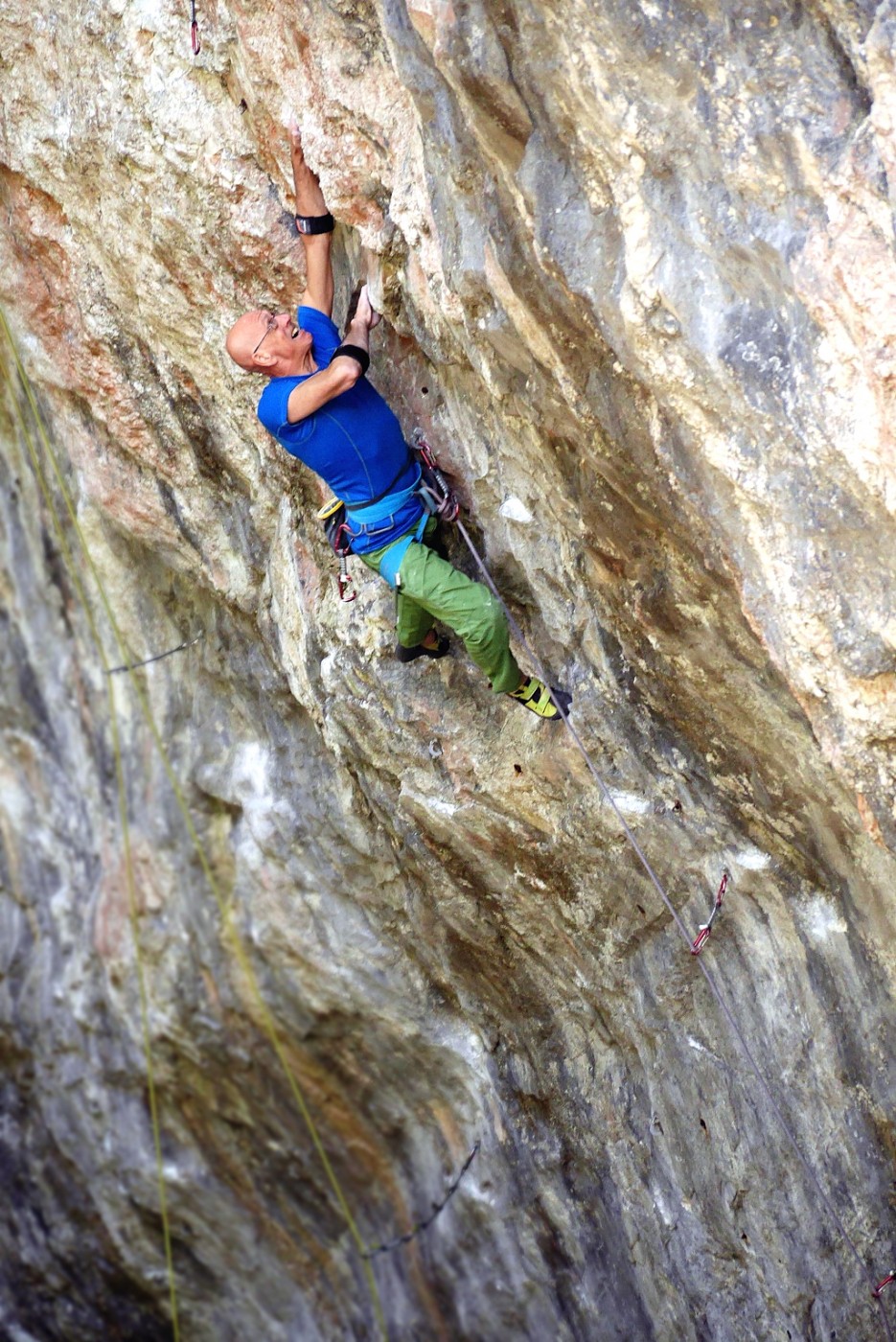 Phil Davidson battling the Euro-style pump on Broccoli and Ice-Cream (F7b), Devil's Gorge. Photo: Ramon Marin